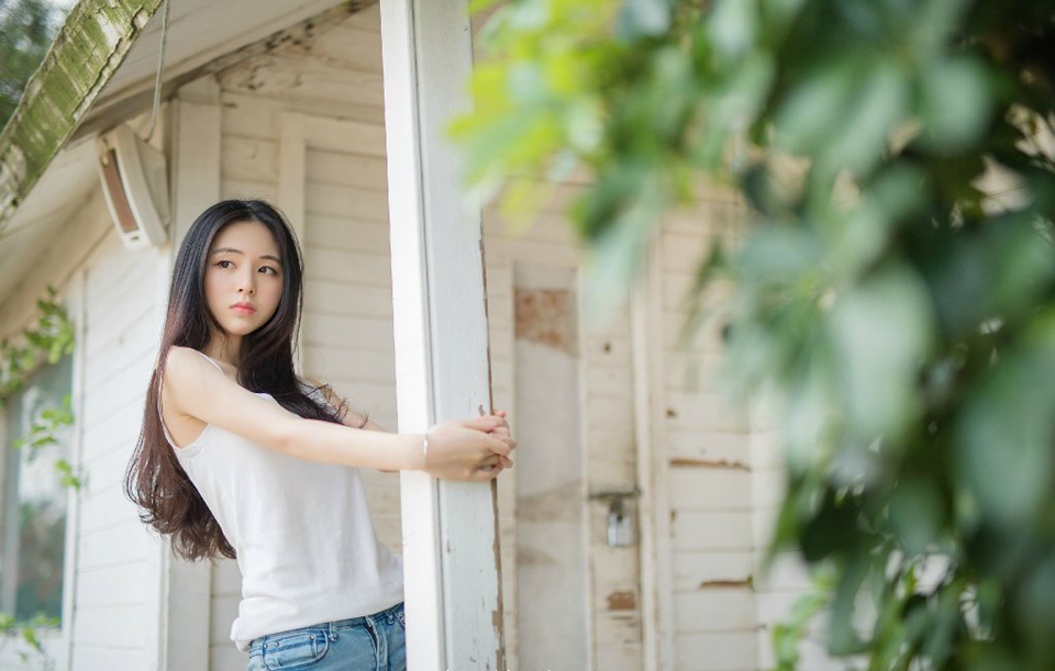 你若爱她，让你的爱像阳光一样包围她，并且给她自由。